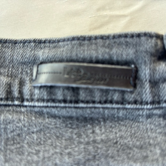 LEE women jean pants relaxed fit size 10 medium. Gently used excellent condition - Picture 5 of 7